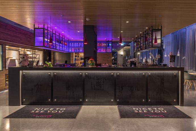 Imagen de los interiores del Hotel Moxy Edinburgh Airport. Foto 13