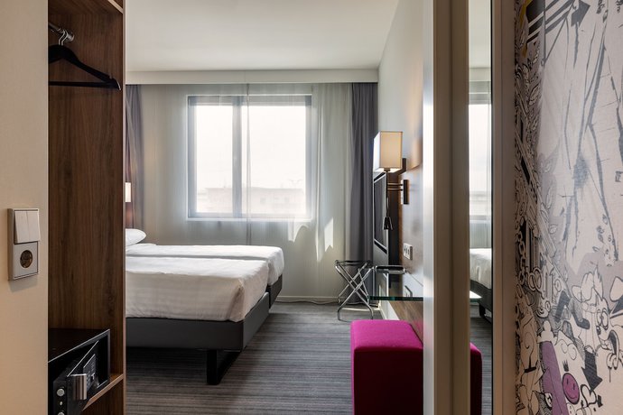 Imagen de la habitación del Hotel Moxy Edinburgh Airport. Foto 6