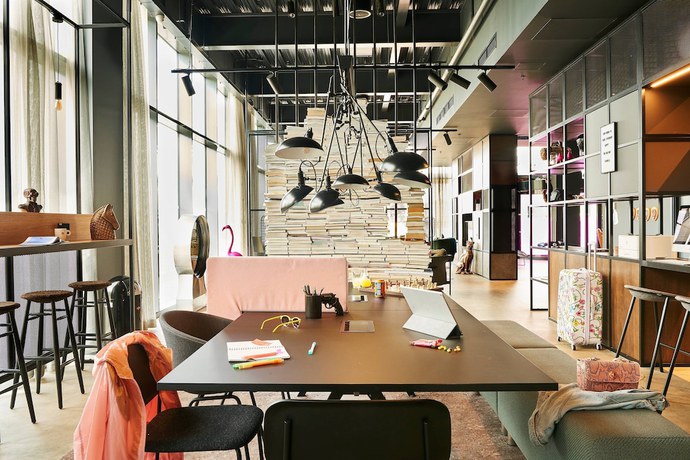 Imagen de los interiores del Hotel Moxy Edinburgh Airport. Foto 16