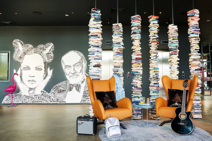 Imagen de los interiores del Hotel Moxy Edinburgh Airport. Foto 19