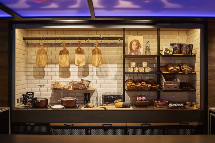 Imagen del bar/restaurante del Hotel Moxy Edinburgh. Foto 3