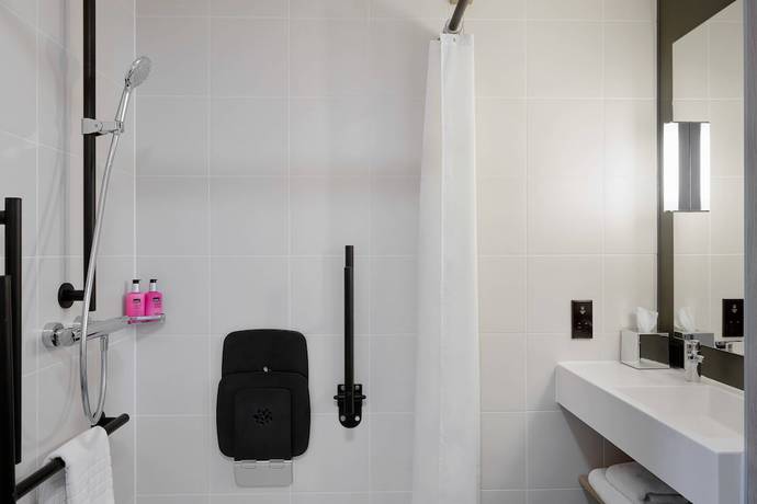 Imagen de la habitación del Hotel Moxy Edinburgh Fountainbridge. Foto 12