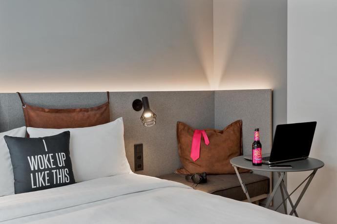 Imagen de la habitación del Hotel Moxy Frankfurt City Center. Foto 7
