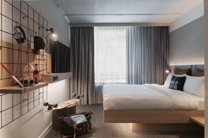 Imagen de la habitación del Hotel Moxy Frankfurt City Center. Foto 9