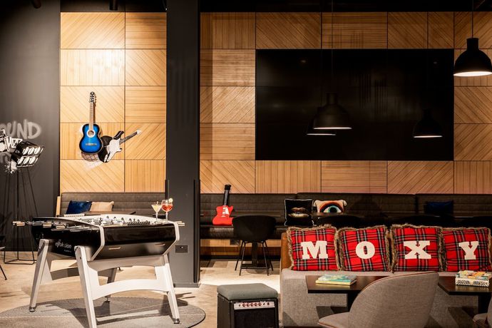 Imagen de los interiores del Hotel Moxy Glasgow SEC. Foto 19
