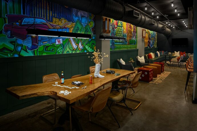 Imagen del bar/restaurante del Hotel Moxy Houston Downtown. Foto 10
