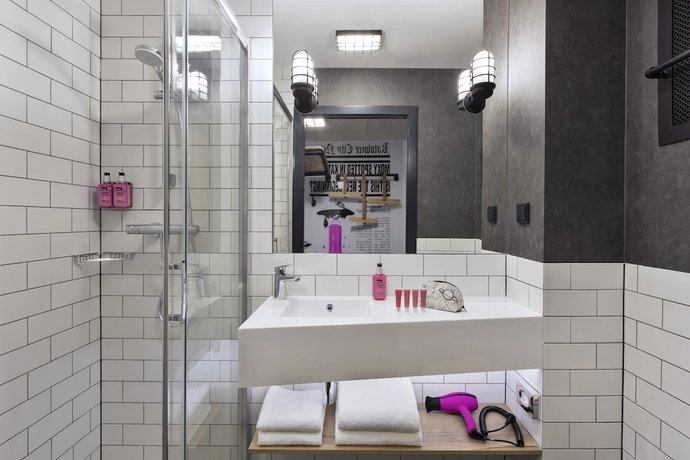 Imagen de la habitación del Hotel Moxy Katowice Airport. Foto 17