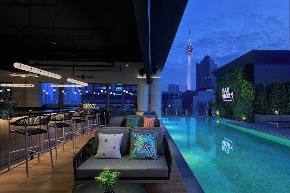 Imagen de la piscina del Hotel Moxy Kuala Lumpur Chinatown. Foto 10