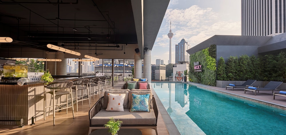 Imagen de la piscina del Hotel Moxy Kuala Lumpur Chinatown. Foto 11