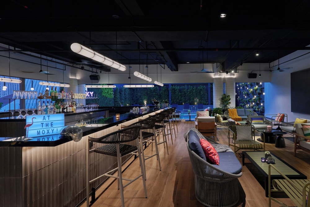 Imagen de la piscina del Hotel Moxy Kuala Lumpur Chinatown. Foto 13