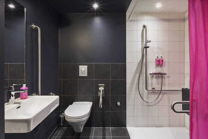 Imagen de la habitación del Hotel Moxy Lausanne City. Foto 3