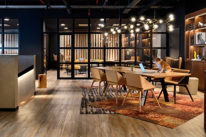 Imagen del bar/restaurante del Hotel Moxy Lisboa Oriente. Foto 3