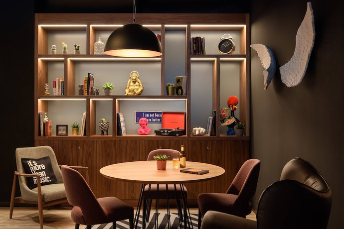 Imagen de los interiores del Hotel Moxy Lisboa Oriente. Foto 17