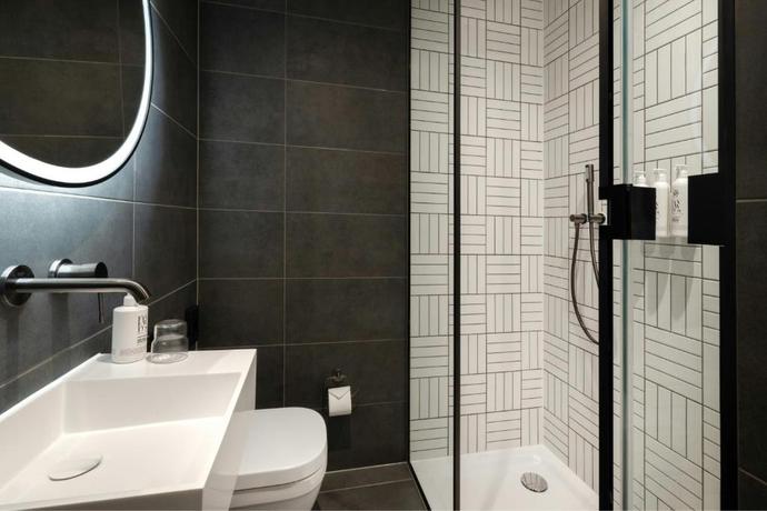 Imagen de la habitación del Hotel Moxy London Piccadilly Circus. Foto 3