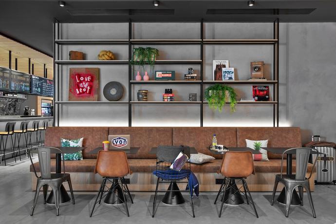 Imagen del bar/restaurante del Hotel Moxy Lyon Airport. Foto 5