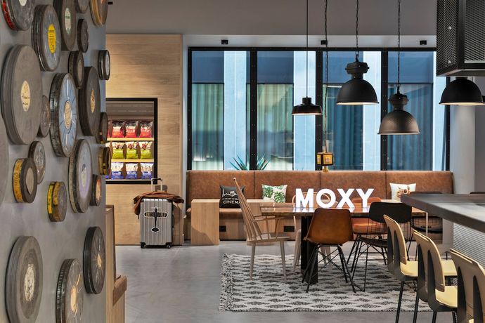 Imagen del bar/restaurante del Hotel Moxy Lyon Airport. Foto 9