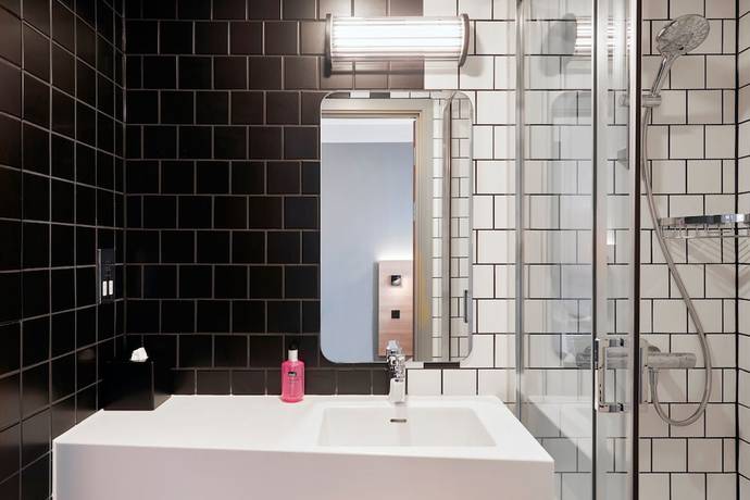 Imagen de la habitación del Hotel Moxy Manchester City. Foto 2