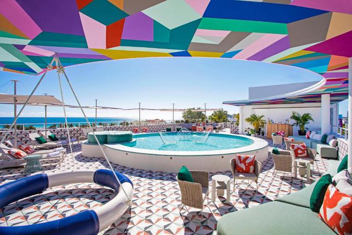 Imagen de la piscina del Hotel Moxy Miami South Beach. Foto 14