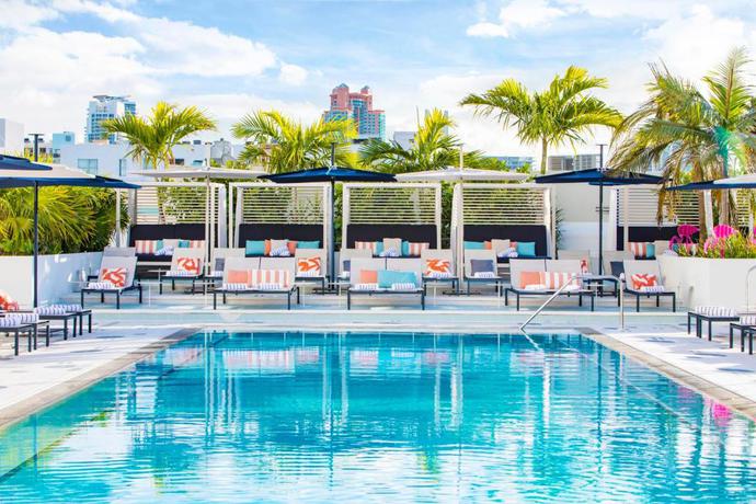 Imagen de la piscina del Hotel Moxy Miami South Beach. Foto 15