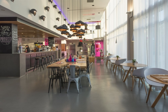 Imagen de los interiores del Hotel Moxy Milan Malpensa Airport. Foto 17