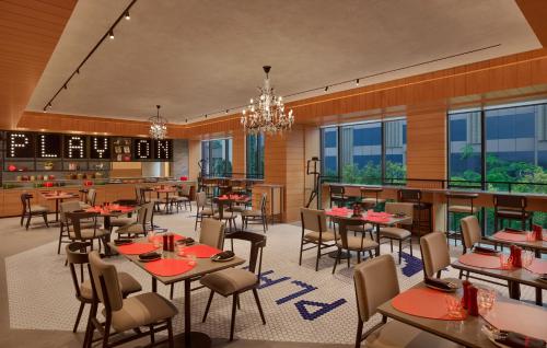 Imagen del bar/restaurante del Hotel Moxy Mumbai Andheri West. Foto 2