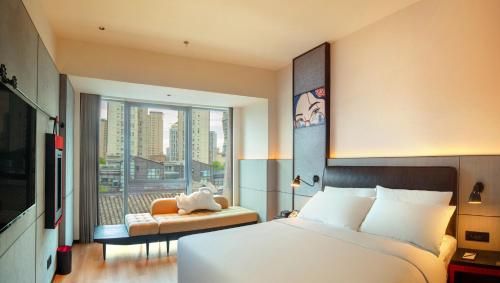 Imagen de la habitación del Hotel Moxy Ningbo Old Bund. Foto 16