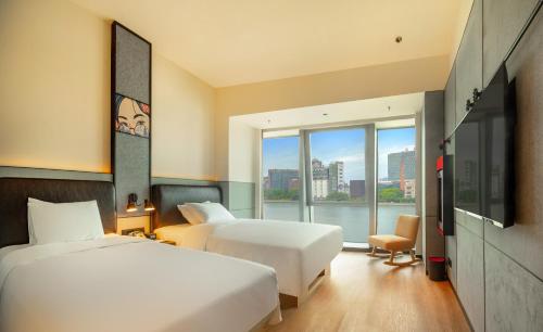 Imagen de la habitación del Hotel Moxy Ningbo Old Bund. Foto 17