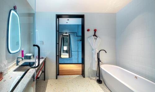 Imagen de la habitación del Hotel Moxy Ningbo Old Bund. Foto 18