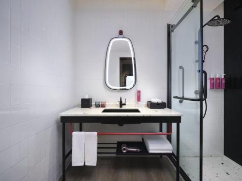 Imagen de la habitación del Hotel Moxy Ningbo Old Bund. Foto 20