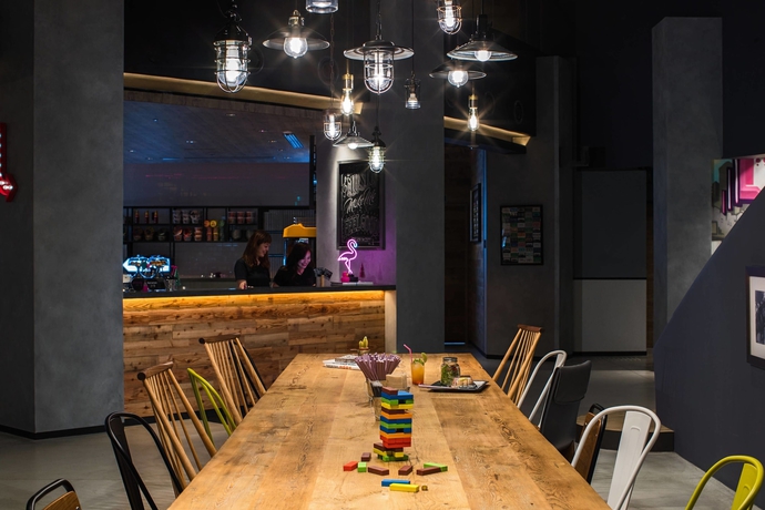 Imagen del bar/restaurante del Hotel Moxy Osaka Honmachi. Foto 2