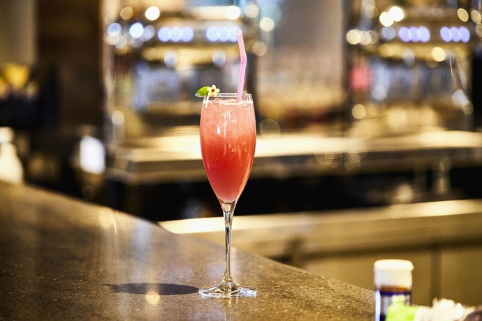 Imagen del bar/restaurante del Hotel Moxy Osaka Honmachi. Foto 3