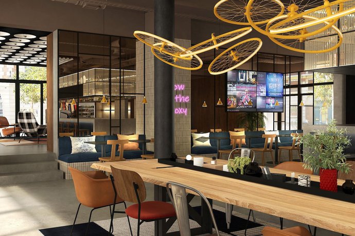 Imagen de la piscina del Hotel Moxy Paris Clamart. Foto 14