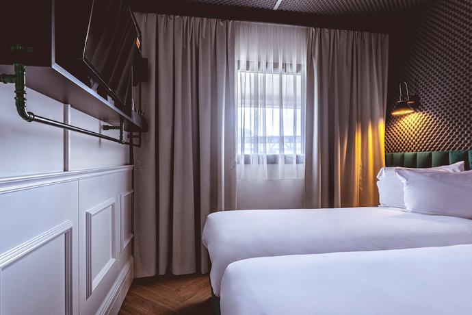 Imagen de la habitación del Hotel Moxy Paris La Villette. Foto 13