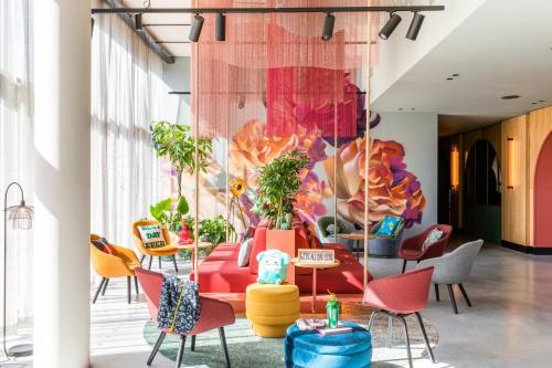 Imagen de los interiores del Hotel Moxy Paris Val D'europe. Foto 8