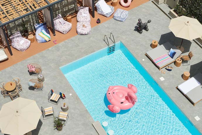 Imagen de la piscina del Hotel Moxy Patra Marina. Foto 18