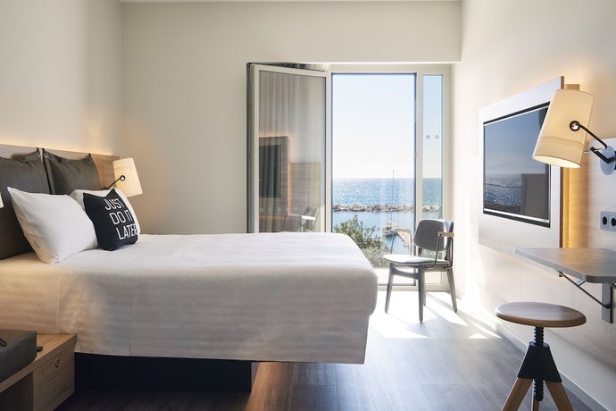 Imagen de la habitación del Hotel Moxy Patra Marina. Foto 6
