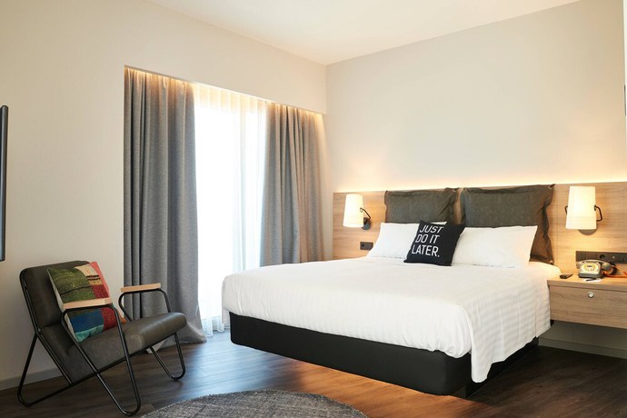 Imagen de la habitación del Hotel Moxy Patra Marina. Foto 14