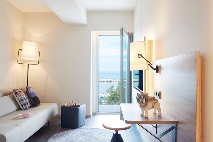 Imagen de la habitación del Hotel Moxy Patra Marina. Foto 16