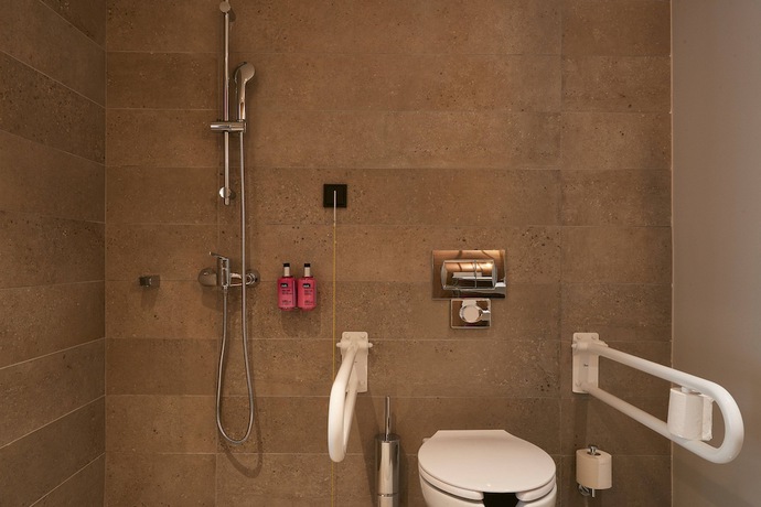 Imagen de la habitación del Hotel Moxy Patra Marina. Foto 17