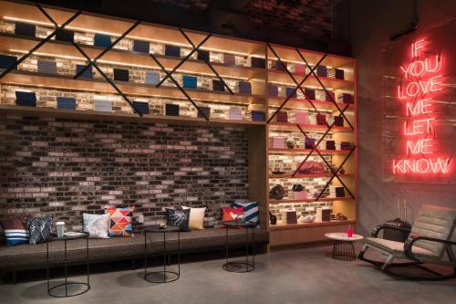 Imagen de los interiores del Hotel Moxy San Diego Downtown/Gaslamp Quarter. Foto 6