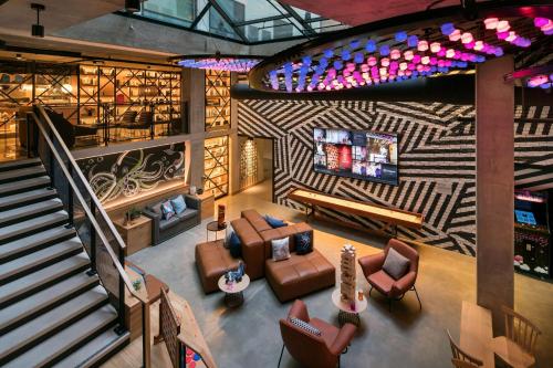 Imagen de los interiores del Hotel Moxy San Diego Downtown/Gaslamp Quarter. Foto 8