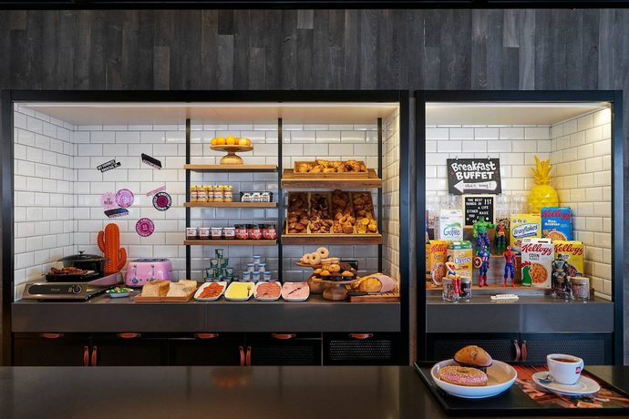 Imagen del bar/restaurante del Hotel Moxy Slough. Foto 4