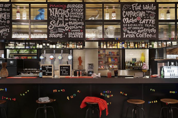 Imagen de los interiores del Hotel Moxy Slough. Foto 19