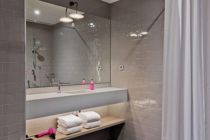 Imagen de la habitación del Hotel Moxy Tbilisi. Foto 4