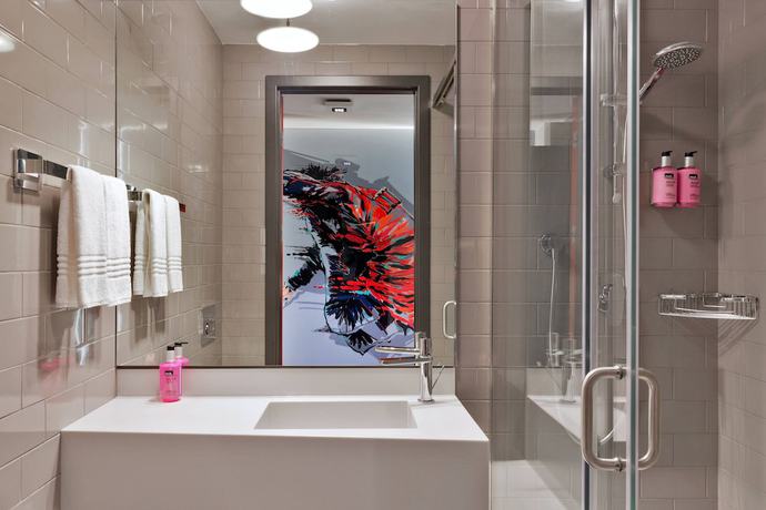 Imagen de la habitación del Hotel Moxy Tbilisi. Foto 10