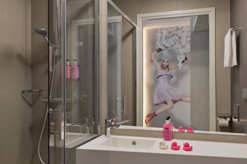 Imagen de la habitación del Hotel Moxy Vienna Airport. Foto 10