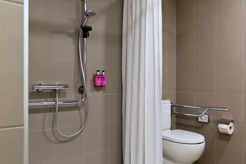 Imagen de la habitación del Hotel Moxy Vienna Airport. Foto 12