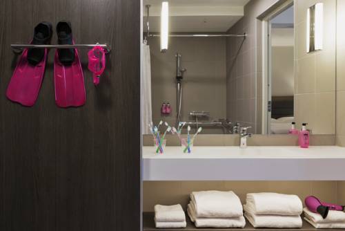 Imagen de la habitación del Hotel Moxy Vienna Airport. Foto 14