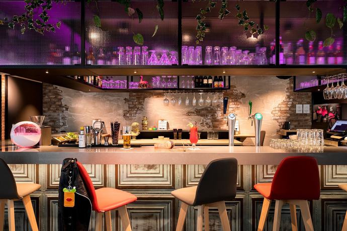 Imagen del bar/restaurante del Hotel Moxy the Hague. Foto 5