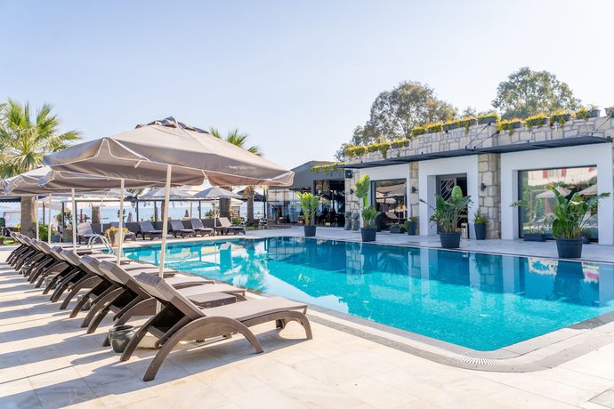 Imagen de la piscina del Hotel Moyo Luxury and Beach. Foto 15